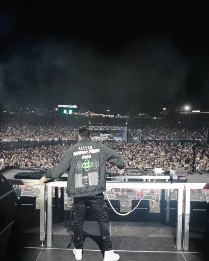 のインスタグラム：「Massive crowd in Spain last night! 🇪🇸♥️」