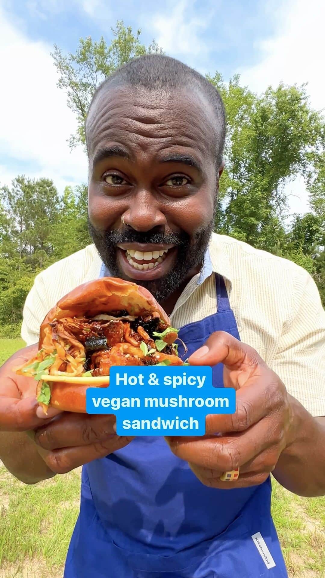 Wal-Mart Stores, Incのインスタグラム：「When @willedmond is cookin’, you KNOW it’s gonna be tasty. 🔥 😋 #Vegan #VeganRecipes #SummerRecipes  Ingredients: - 4-5 packs of oyster mushrooms - Bachan’s Hot & Spicy Japanese BBQ sauce - Vegan smoked gouda cheese - Sea salt - Black peppercorn - Sesame oil - Vegan fried chili oil - Vegan mayo - Vegan pretzel buns」