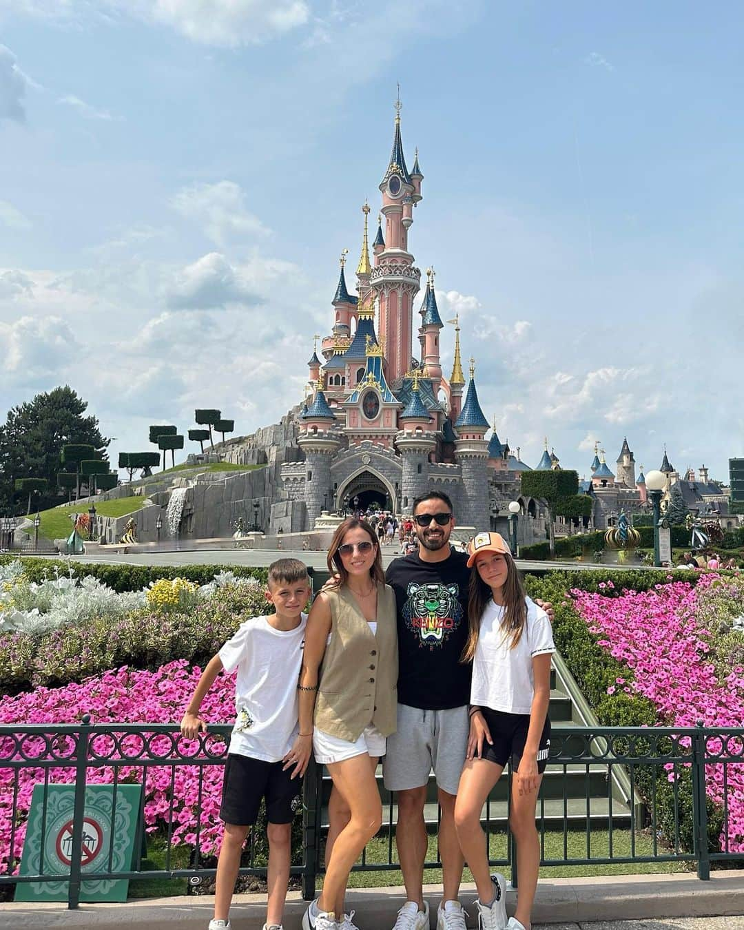 ハウメ・コスタのインスタグラム：「Disneyland en familia ❤️👨‍👩‍👧‍👦  #disneylandparis30  #familytime」