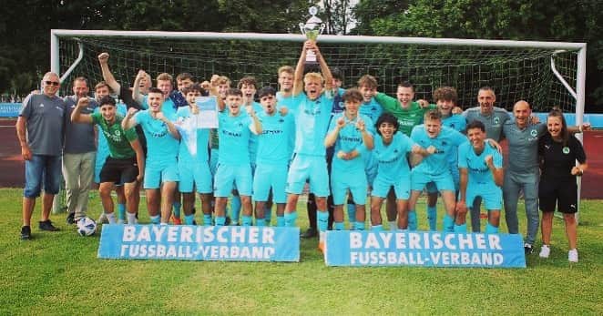 ロベルト・ヒルバートのインスタグラム：「Ich glaube wir haben gerade in der Saison mit dem Aufstieg und jetzt mit dem Pokalsieg und dadurch die Qualifikation für den DFB-Pokal nächste Saison alles perfekt gemacht. Ich bin stolz auf meine Jungs! Wir freuen uns auf jeden Fall auf die nächste Saison 🏆💪🏻 #mannschaft #team #coach #nevergiveup #neverstopexploring #positive #goodvibes #sieger #saturday #1 #kleeblatt #focus」