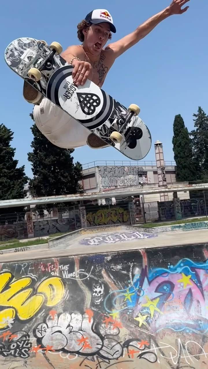 ジャガー・イートンのインスタグラム：「POV: you link with the bros across the world to skate 🥲」