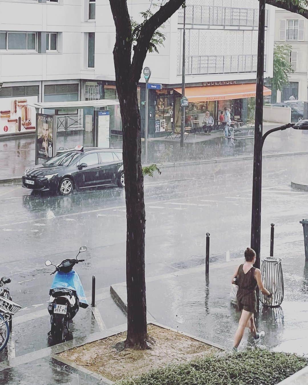 猫沢エミさんのインスタグラム写真 - (猫沢エミInstagram)「パリの夕立百景☔︎  だのにー　なーぜー 歯を食ーいしーばーりー  そうまでしても、キミらは傘をささんのだ⁉️  理由はどんなにゲリラっても、ものの20分程度で上がってしまうから。  急いでない人たちは、お店の軒下やカフェのテラスで雨宿り。  いっぺん濡れちゃうと、「今日のシャワー、これでいいや！」とばかりにびっしょびしょで歩く人も多数。  というわけで、こちらでの長傘普及率はたいへん低く、持っていたとしてもほとんどが折りたたみ傘。  彼が日本に初めて来た時、コンビニのジャンプ式長傘にいたく感激して「めちゃカッコいいから絶対にパリへ持って帰る！」と息巻いていたのに、うっかりメトロの中に忘れて落ち込んでたっけ。  「ビニ傘のどこが魅力的なの？」と聞いたら「透明なところと、ワンタッチでシャッと開くところ」と言ってました😂  #猫パリ　#猫沢エミのインターナショナル五十路ライフシフト  #猫沢エミリーパリへ行く」6月18日 4時23分 - necozawaemi