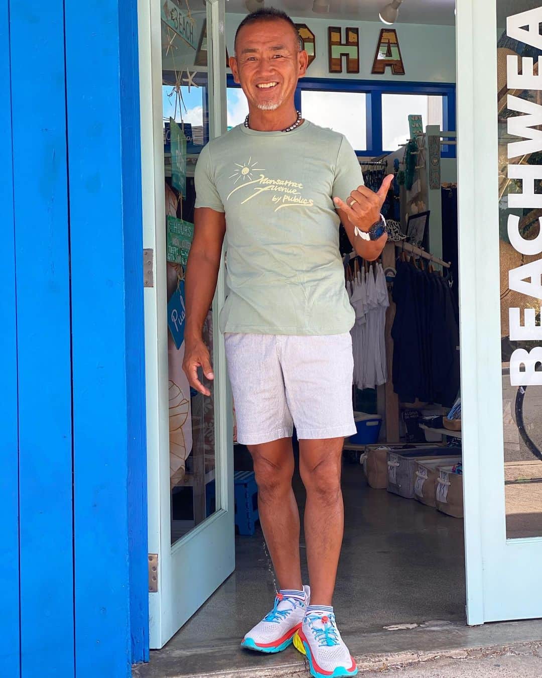 Pualani Hawaii Beachwearさんのインスタグラム写真 - (Pualani Hawaii BeachwearInstagram)「先日プライベートフィッティングでご来店いただいたご夫婦です🥰  ご主人さまは、プアラニモンサラット店のオリジナルTシャツを着てくださっています！  カッコいい😍 ご来店ありがとうございました🌺  プライベートフィッティングについて 、お問合せはメールにて承ります❤︎ contact@pualanibeachwear.com   #hawaii#ハワイ#ハワイライフ#ハワイ旅行 #ハワイ観光#ハワイ土産 #モンサラット#モンサラットアベニュー #ハワイの水着#水着#ハワイの思い出 #ゴールデンウィーク#サーファー#サーフ#サーフィン#波乗り」6月18日 4時37分 - pualani_monsarrat