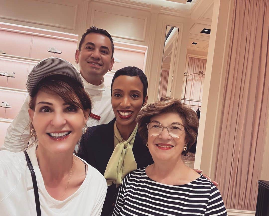 ニア・ヴァルダロスのインスタグラム：「Thank you @holtrenfrew Toronto for helping me in a fashion emergency. I can always count on you! 🇨🇦 #holtrenfrewbloor #peoplearekind」