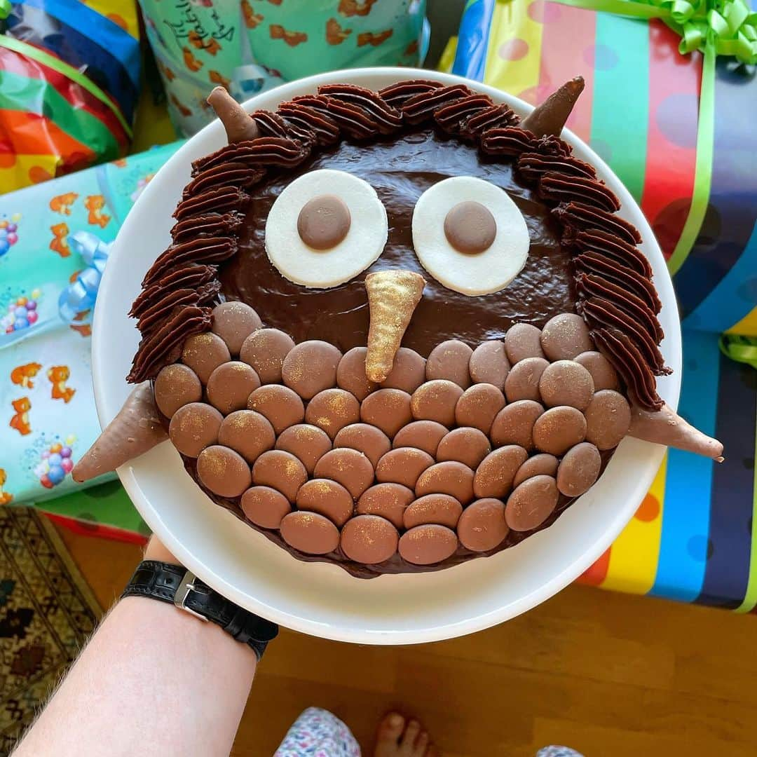 Ida Froskのインスタグラム：「That Time of Year Again, Double Birthday Celebration! 🦉🥳🦋 #birthday #birthdaycake #owl #butterfly #cakeart」