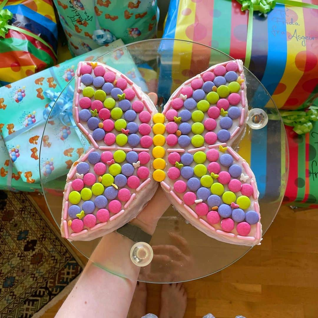 Ida Froskさんのインスタグラム写真 - (Ida FroskInstagram)「That Time of Year Again, Double Birthday Celebration! 🦉🥳🦋 #birthday #birthdaycake #owl #butterfly #cakeart」6月18日 4時44分 - idafrosk