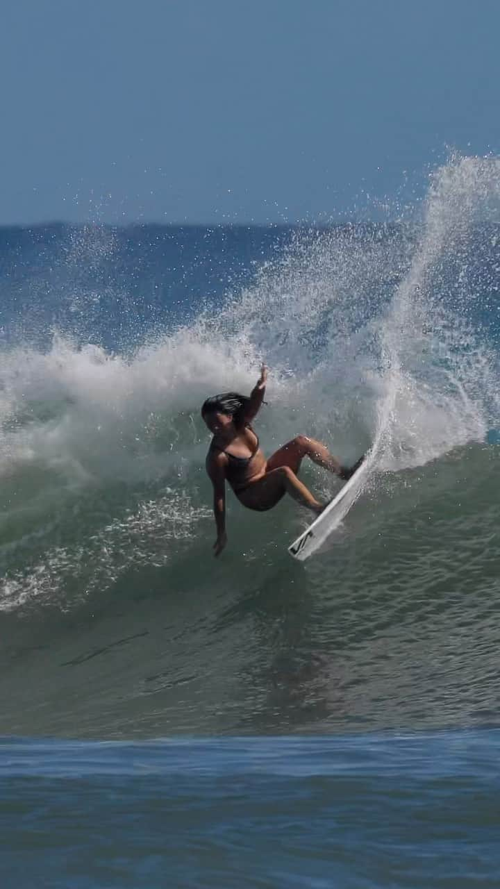 前田マヒナのインスタグラム：「Late last summer! 🏄‍♀️: @mahinamaeda  🎥: @surfphotographyhawaii   #surf #surfing #surfhawaii #surfer #surfers #instasurf  #surfclips #surfvideo #surfvideos #surfvideography #surfreels #surfphotography #surfergirl #surfergirls #Honolulu #Hawaii #Oahu #Waikiki」