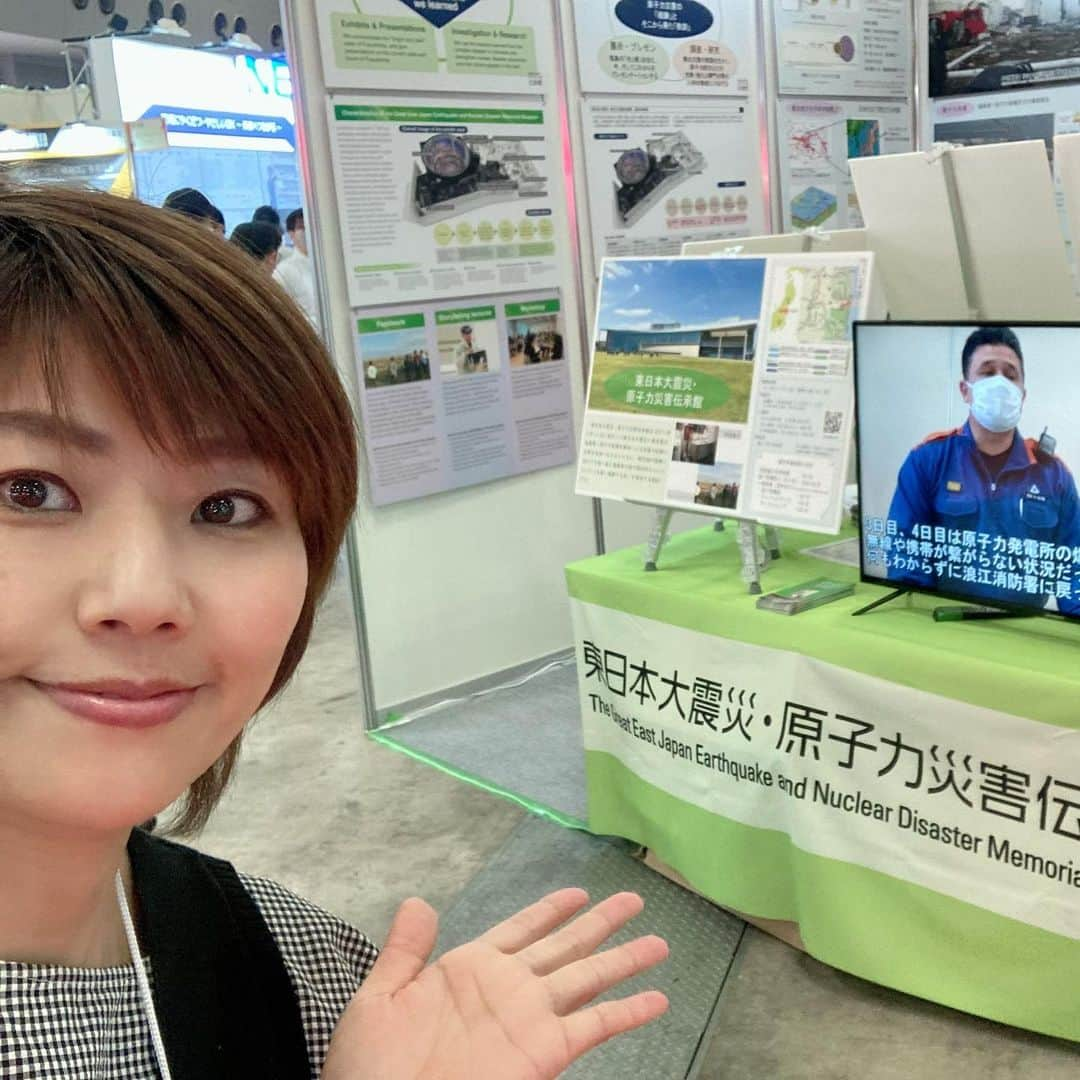 赤プルさんのインスタグラム写真 - (赤プルInstagram)「【東京国際消防防災展】 ・日本機会工業株式会社さん 以前JCさん主催のマイ・タイムライン講座に参加してくださり是非母校でも！と大学の同窓会の公演に呼んでくださった方の会社も出展されてると伺い会いにいってきたかんね！ 今度は会社の見学をお願いしました！s32年には走っていたという消防三輪自動車がめちゃくちゃ可愛い❤️  ・東日本大震災・原子力災害伝承館さん 毎日メディアカフェや学びのフェスでやらせてもらった災害すごろくはこちらで開発されたものでした。 3.11当時の悲惨な状況をお聞きすることができ、とても衝撃を受けたかんね。大きな学びでした❗️  そしていつも応援してくださる方とも会えました☺️ わたしを通して防災や片付けを学んでいると言ってくださる方がいることはめちゃくちゃ励みになります！ いつもありがとうございます🙏  #東京国際消防防災展2023  #東京ビックサイト #5年に一回 #大きな学び #防災芸人赤プル #防災士」6月18日 5時00分 - puluco_a