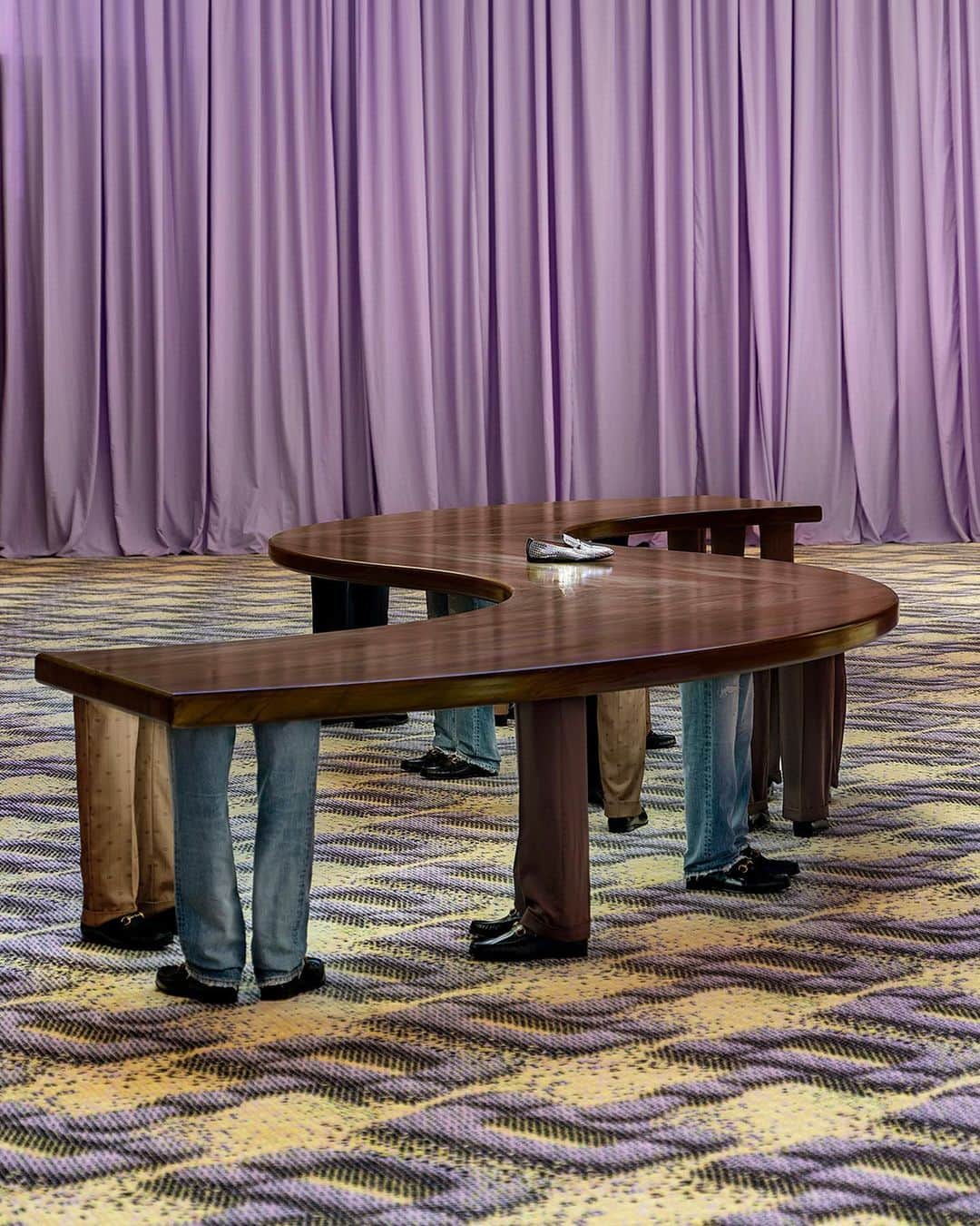 のインスタグラム：「At the House’s immersive exhibit celebrating 70 years of the Horsebit Loafer, sculptural furniture artist Pitterpatter created a 30-foot dining table showcasing the iconic style, inspired by the idea to create a dinner party that represents the House.   Discover more at link in bio.   #GucciHorsebit #Pitterpatter #MFW」