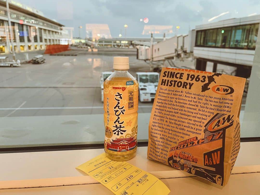 のインスタグラム：「帰国って書こうとしちゃう🤣 沖縄は日本だったwww  オススメ頂いたプラン❤️ 空港でA&Wを買って食べる👍 ありがとうございました😊  よしこ先生😆 @yoshiko_satoo  ありがとうございます❤️ ゴーヤチップスはありませんでした😳  最後の最後、 沖縄ならではの食べ物で 空港時間まで 沖縄気分に浸れました❤️  #那覇空港  #沖縄 #空港 #a」
