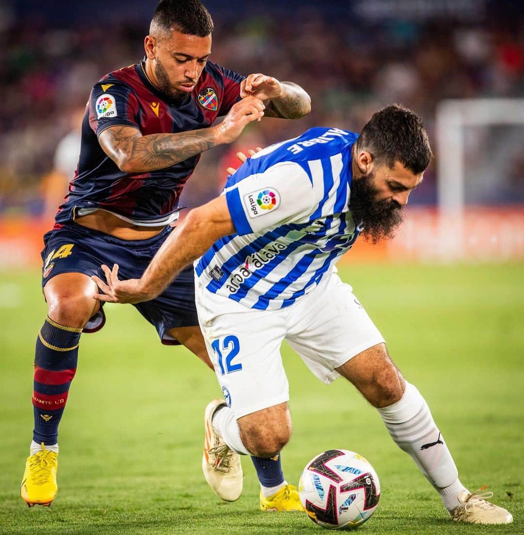 レバンテUDのインスタグラム：「👊⚔️👊  #LevanteAlavés   • @grupomarcosautomocion @macron @sesderma @baleariaferry @amstel_es @cocacola_esp」