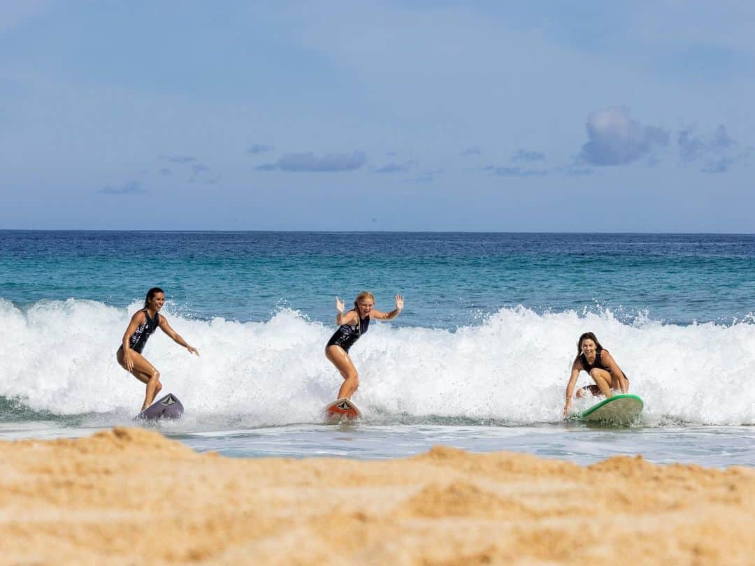 Volcom Women'sさんのインスタグラム写真 - (Volcom Women'sInstagram)「Get out there and treat the ocean with kindness 🌊 #GoSurfDay 🏄‍♀️」6月18日 5時35分 - volcomwomens