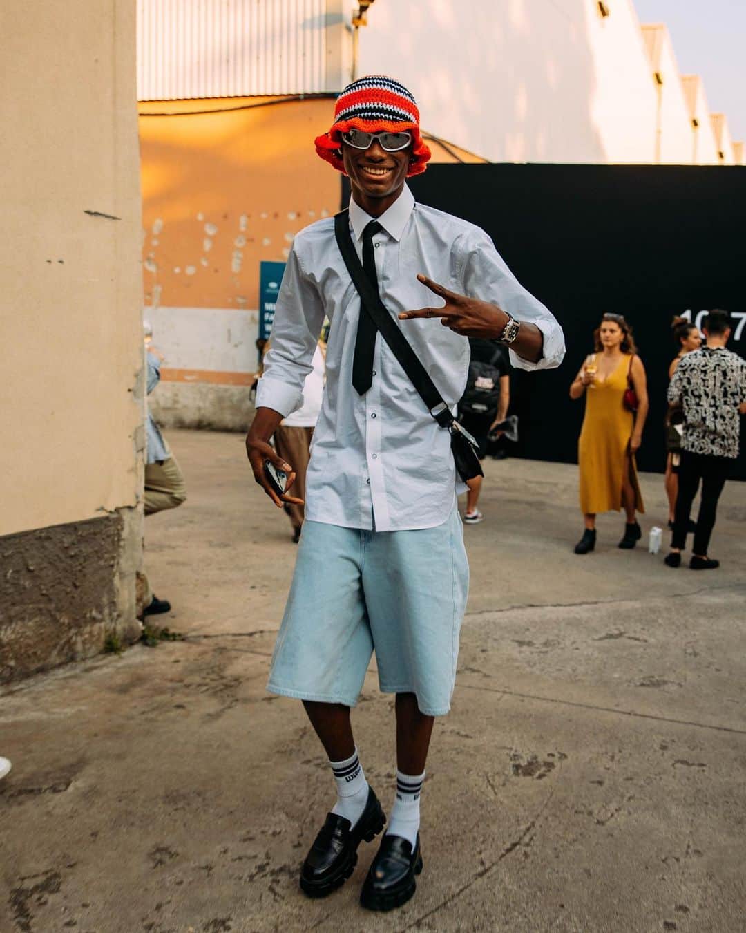 Vogue Runwayさんのインスタグラム写真 - (Vogue RunwayInstagram)「Milan men’s week is in full swing. With only one day in we’ve spotted two contenders for this season’s street style musts: ties and short shorts. Check back in as we keep an eye out for more trends on and off the runway, and tap the link in bio to catch up on the best street style at the shows.  Photographed by @styledumonde」6月18日 5時36分 - voguerunway