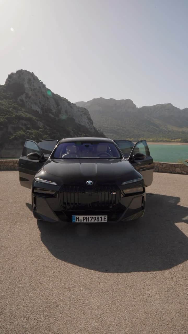 BMWのインスタグラム：「Hey BMW, open all the doors 🤩 The BMW 7 Series. #THE7 #BMW #ThisIsForwardism #7Series   📹 @lukem.media  __ BMW M760e xDrive Sedan: Fuel consumption weighted combined 1.2-1.1 in l/100km. CO2 emissions weighted combined 28 - 25 in g/km. Electric power consumption 26.9-25.8 kWh/100 km. Electric Range: 80-84 in km. All data according to WLTP. Further info: www.bmw.com/disclaimer」