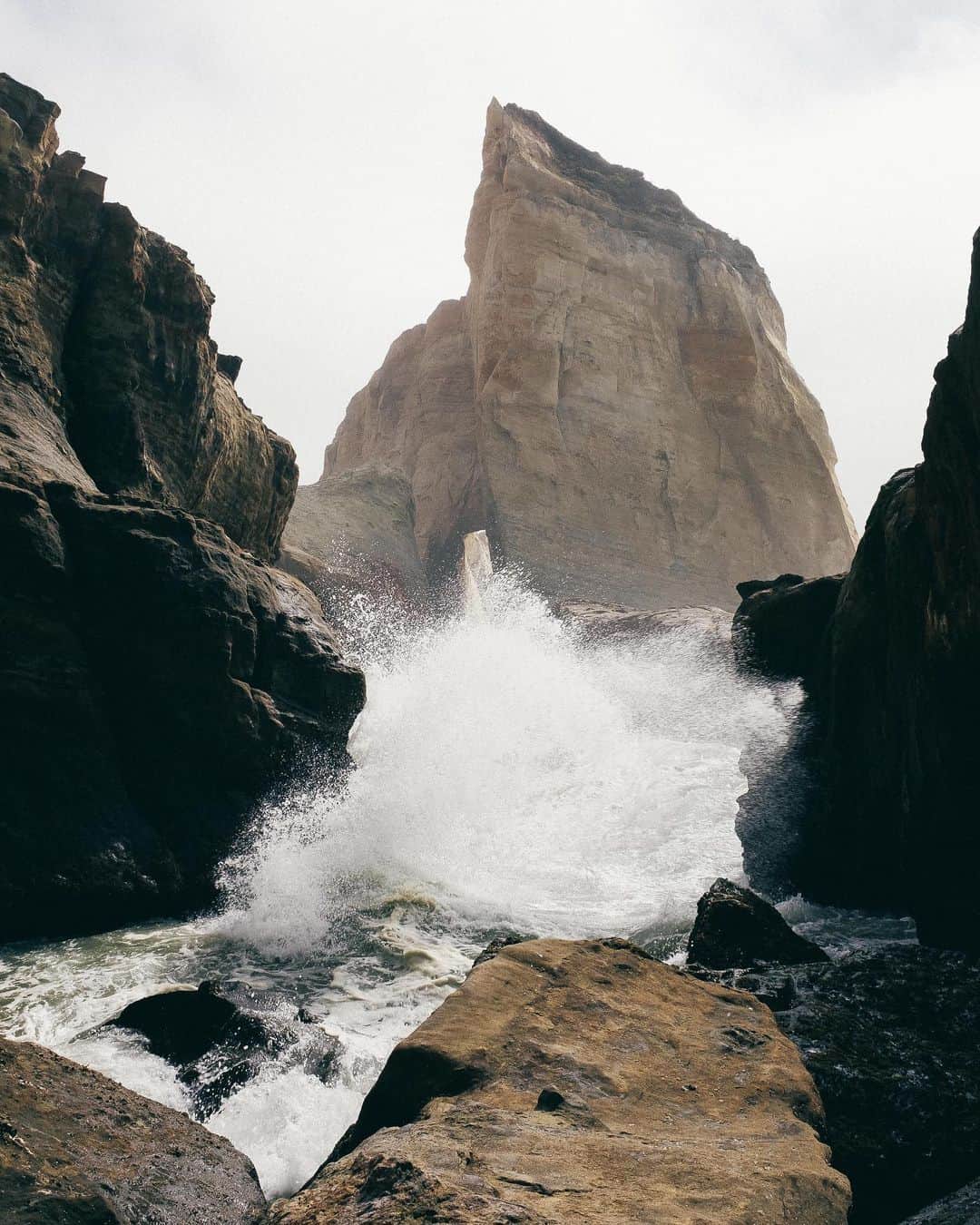 Poler Outdoor Stuffさんのインスタグラム写真 - (Poler Outdoor StuffInstagram)「Nature, anyone?  You don’t have to go far to find new places & experiences. For all our time spent on the Oregon coast this little spot was literally just around the corner from an area we’ve visited many, many times   Our ask of you this weekend: Find yourself a slice of the outdoors & soak it up🏕  #campvibes」6月18日 6時15分 - polerstuff