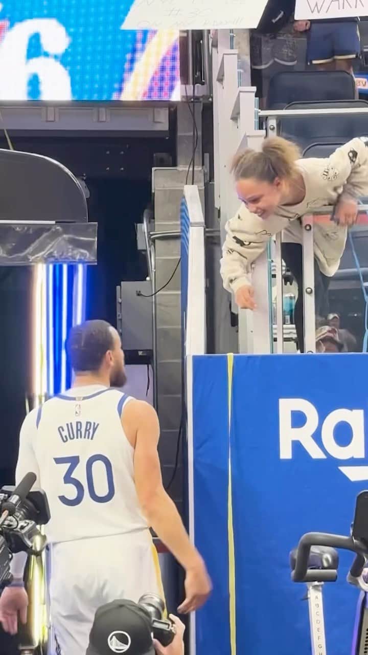 ゴールデンステート・ウォリアーズのインスタグラム：「Handshake goals 🤝」