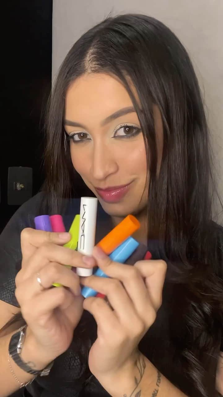 M·A·C Cosmetics BRのインスタグラム：「A nossa Artista @gabimariamua já te entrega em detalhes todos os benefícios do lançamento mais nostálgico do momento, o NOVO #MACSquirtPlumpingGlossStick   💚 Nutre seu lábio com um blend de ingredientes naturais 💚 Volume instantâneo nos lábios 💚 Acabamento mega brilhante 💚 Fórmula leve   Ela usou as cores: 🤍 Clear 💚 Like Squirt  💜 Violet Beta 🤎 Simulation 💙 Nova  🤎 Lower Cut 💗 Amped 🖤 Jet ❤ Heat Sensor   #ParaTodoMundoVer: no vídeo a Artista M•A•C @gabimariamua aplica nos lábios o novo gloss na cores branco, verde, roxo, marrom claro, azul, marrom escuro, rosa, preto e vermelho.」