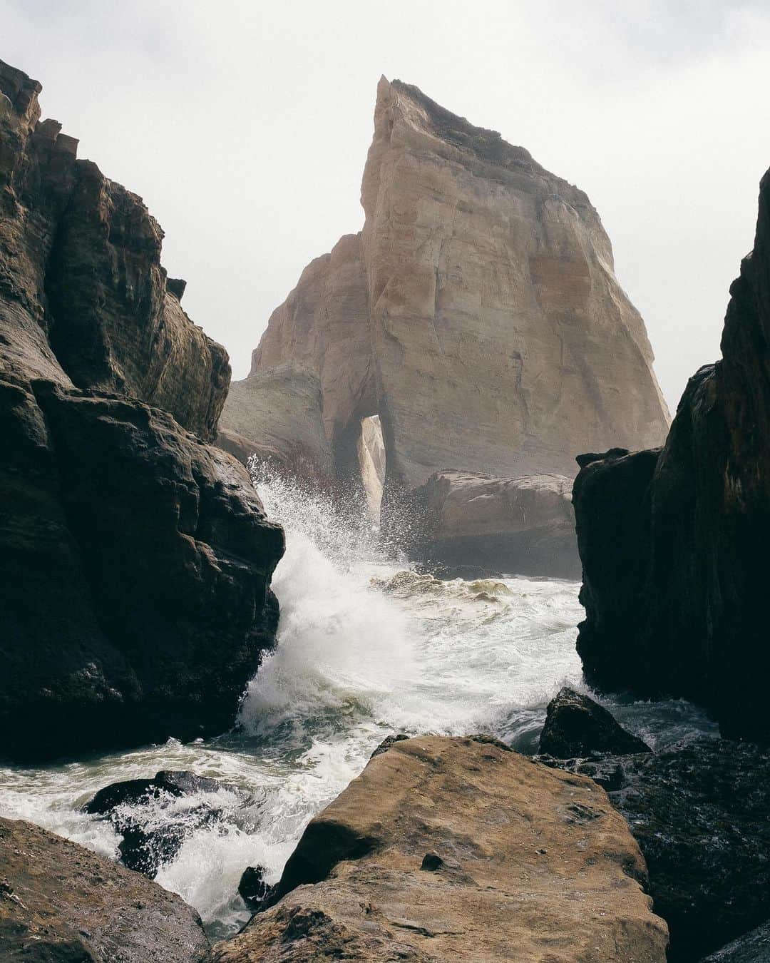 Poler Outdoor Stuffのインスタグラム：「Nature, anyone?  You don’t have to go far to find new places & experiences. For all our time spent on the Oregon coast this little spot was literally just around the corner from an area we’ve visited many, many times   Our ask of you this weekend: Find yourself a slice of the outdoors & soak it up🏕  #campvibes」