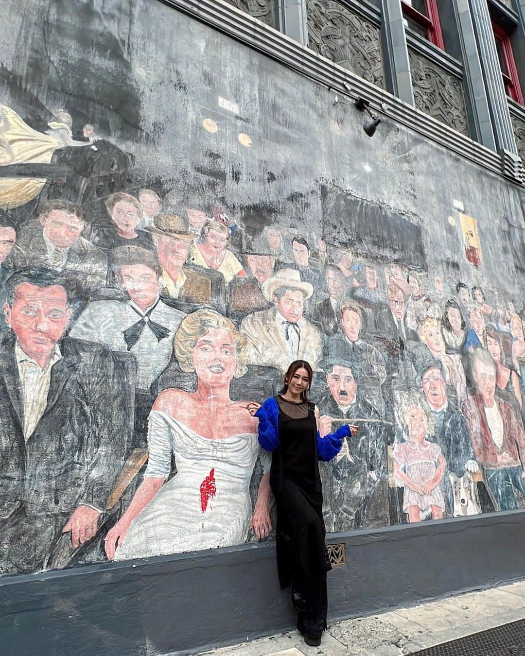 川島幸美のインスタグラム：「Between Chaplin and Marilyn.🤍🤍」