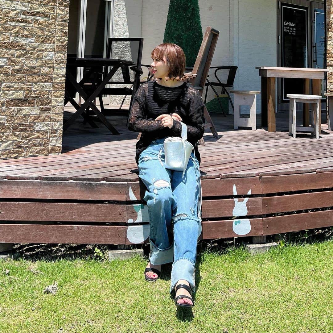 のインスタグラム：「⭐︎⭐︎⭐︎ @vivian_collection_official  VIVIAN SUPER SALE📣🤩  期間：6/7(水)12:00～6/20(火)12:00 👠VIVIAN最大級本気のSALE！  スクエアトゥパデッドダブルベルトミュールサンダル♡  ヒールもそんなに高くふわふわだから 疲れにくくて履きやすいの!! デニム合わせしてもかわぃぃしヘビロテ確定👍  tops／ #lowrysfarm  pants／ #zara bag／ #ayakobag shoes／ #vivianshoes  . . . . . #viviancollection #カジュアルコーデ #カジュアルファッション#vivianコーデ #外ハネボブ #ダメージデニム #メッシュトップス #ザラ #ザラ購入品 #ワイドデニム」