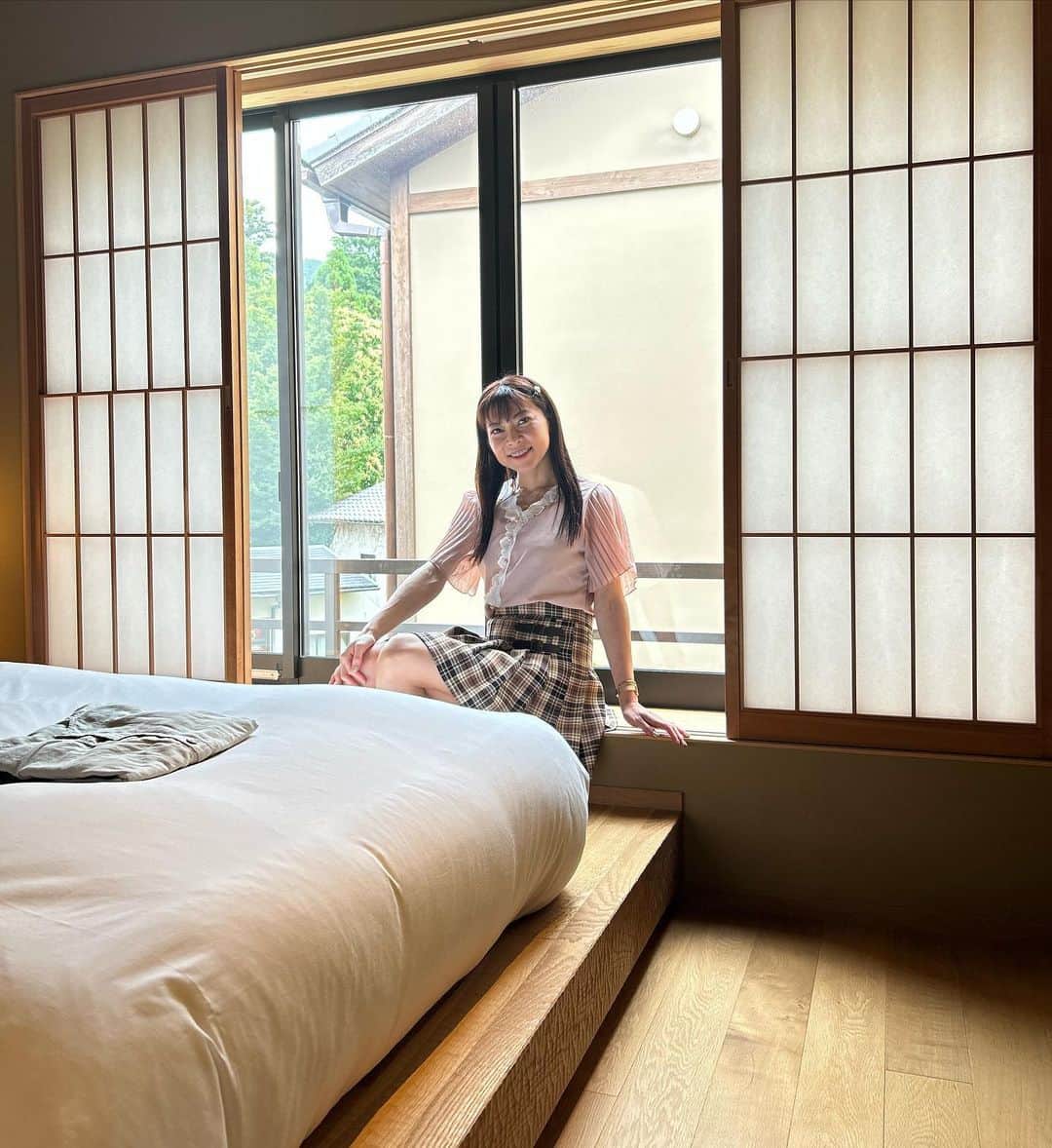 DJ MIYAさんのインスタグラム写真 - (DJ MIYAInstagram)「はろぉ❤️先日の京都のホテルレポの続きです⛩️⛩️⛩️  京都の人気観光地【二寧坂】にあるお宿『CAMPTON KIYOMIZU』さんに宿泊させていただきました。  ここはほんとおすすめのお宿♡  【宿泊レポート お部屋 編】  @camptonkyoto   メゾネットtypeのお部屋でバケーションレンタルというそうです。  フロントなどはないのでカードキーでin. お出かけの際は自動lock.  全7邸あるお部屋の中でもMIYAが宿泊したRoom type:2 をご紹介❤️  全てのお部屋に洗濯機や簡易キッチン、電子レンジ完備がとても嬉しいですね〜❤️ 1階にはお風呂、洗面所、Bedroom、ドラム式洗濯機があり洗剤まであってとても嬉しかったでーす。  Bedroomも京都ならではの古都の雰囲気が感じられるデザインになっていてmoderateかつ快適な空間☆  檜造りのお風呂が本当に大きくて贅沢な入浴タイムを愉しめました。 バスアメニティもとてもいい香りで髪もさらさらになった感じでrefreshできました。  宿のドアを開けた瞬間から目の前にある五重の塔と撮影できちゃう、絶好ロケーション。  定員5〜6名まで宿泊できるので一階のbedroom以外にも二階のたたみにお布団をしいて寝ることもできます。 2泊させていただいたのでゆっくり暮らすような体験となりました♡  目の前に八坂の塔が建ってるんです♪かつてこんなに観光地の中心に宿泊したことがなかったので嬉しかった💕美しい京都の風景が広がります。  全7邸の京町屋暮らしが楽しめるような清水寺の近くのホテル💕こんな素敵な体験はじめて❤️新築で設備も最新で快適ですね^ - ^  各お部屋の定員数は最大5名または6名まで可能。  宿泊は一休.comさんなど予約サイトをご覧ください💗  ◉アメニティ アイナライラ ◉スキンケアセット 京都ちどり屋  ◉部屋数: 全7邸  京都府京都市東山区八坂通下河原東入八坂上町368-1  撮影日:2023年6月5、6日  #CAMPTONKIYOMIZU #ケンプトン清水 #CAMPTONKYOTO  #京都 #京都旅行 #京都観光 #京都ホテル #京都旅游 #kyototravel  #タビジョ #バケーションレンタル #一棟貸し #京都ちどり屋 #ホテルステイ #京都ホカンス #清水寺 #八坂の塔 #旅インフルエンサー #旅インスタグラマー  #住宿堆积 #京都推薦  #京都飯店 #町屋旅館 #ホテルステイ #女子旅 #ホテル #トラベラー #町屋造り #二年坂 #五重の塔 #マイトリップMIYA」6月18日 15時43分 - dj_miya