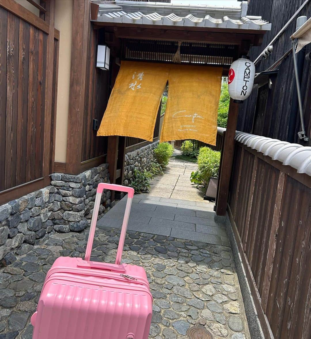 DJ MIYAさんのインスタグラム写真 - (DJ MIYAInstagram)「はろぉ❤️先日の京都のホテルレポの続きです⛩️⛩️⛩️  京都の人気観光地【二寧坂】にあるお宿『CAMPTON KIYOMIZU』さんに宿泊させていただきました。  ここはほんとおすすめのお宿♡  【宿泊レポート お部屋 編】  @camptonkyoto   メゾネットtypeのお部屋でバケーションレンタルというそうです。  フロントなどはないのでカードキーでin. お出かけの際は自動lock.  全7邸あるお部屋の中でもMIYAが宿泊したRoom type:2 をご紹介❤️  全てのお部屋に洗濯機や簡易キッチン、電子レンジ完備がとても嬉しいですね〜❤️ 1階にはお風呂、洗面所、Bedroom、ドラム式洗濯機があり洗剤まであってとても嬉しかったでーす。  Bedroomも京都ならではの古都の雰囲気が感じられるデザインになっていてmoderateかつ快適な空間☆  檜造りのお風呂が本当に大きくて贅沢な入浴タイムを愉しめました。 バスアメニティもとてもいい香りで髪もさらさらになった感じでrefreshできました。  宿のドアを開けた瞬間から目の前にある五重の塔と撮影できちゃう、絶好ロケーション。  定員5〜6名まで宿泊できるので一階のbedroom以外にも二階のたたみにお布団をしいて寝ることもできます。 2泊させていただいたのでゆっくり暮らすような体験となりました♡  目の前に八坂の塔が建ってるんです♪かつてこんなに観光地の中心に宿泊したことがなかったので嬉しかった💕美しい京都の風景が広がります。  全7邸の京町屋暮らしが楽しめるような清水寺の近くのホテル💕こんな素敵な体験はじめて❤️新築で設備も最新で快適ですね^ - ^  各お部屋の定員数は最大5名または6名まで可能。  宿泊は一休.comさんなど予約サイトをご覧ください💗  ◉アメニティ アイナライラ ◉スキンケアセット 京都ちどり屋  ◉部屋数: 全7邸  京都府京都市東山区八坂通下河原東入八坂上町368-1  撮影日:2023年6月5、6日  #CAMPTONKIYOMIZU #ケンプトン清水 #CAMPTONKYOTO  #京都 #京都旅行 #京都観光 #京都ホテル #京都旅游 #kyototravel  #タビジョ #バケーションレンタル #一棟貸し #京都ちどり屋 #ホテルステイ #京都ホカンス #清水寺 #八坂の塔 #旅インフルエンサー #旅インスタグラマー  #住宿堆积 #京都推薦  #京都飯店 #町屋旅館 #ホテルステイ #女子旅 #ホテル #トラベラー #町屋造り #二年坂 #五重の塔 #マイトリップMIYA」6月18日 15時43分 - dj_miya