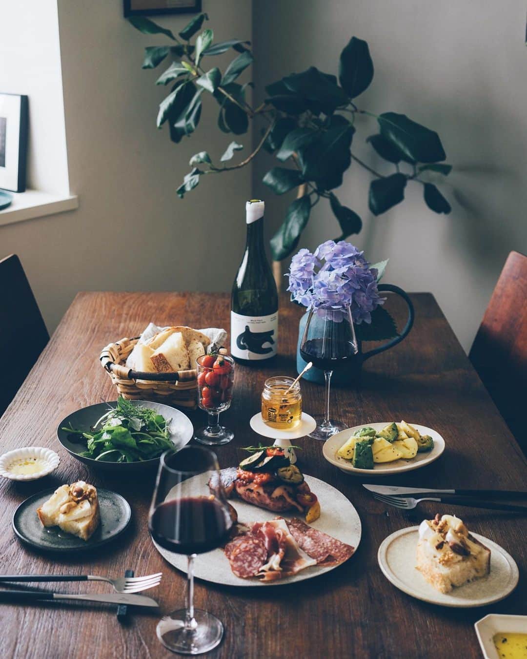 美紀のインスタグラム：「0618 T's breads lunch 6月は3週末連続で仕事な私に Tさんが今朝カンパーニュを焼いて マンゴーのデザート付き（4枚目）で 帰宅を待っててくれた やさしい気持ちに感謝のSunday  カンパーニュには チーズとMielizia 🇮🇹の黒トリュフハニー トリュフ好きにはたまらない蜂蜜 父が作った無農薬のキタアカリはほくほく オーストラリア🇦🇺のナチュールも美味  2時半起き仕事終わりの至福の昼下がり〜 マンゴーはテラスのグリーンを眺めながらね 最高のTパンランチ、ありがとう♡ 来週末も頑張れます◎  #miki_life #miki_home #Tさんの手作りパン #Tさんのカンパーニュ」