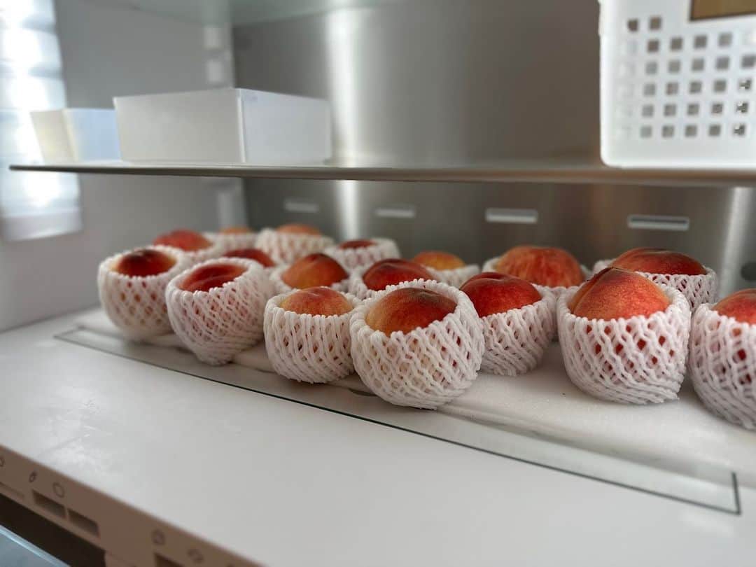 香川絵馬のインスタグラム：「桃が美味しい季節がやってきた😍  この季節 冷蔵庫の一段は桃専用。  桃のカプレーゼを作って、 白ワインと食べるのが大好き😋」