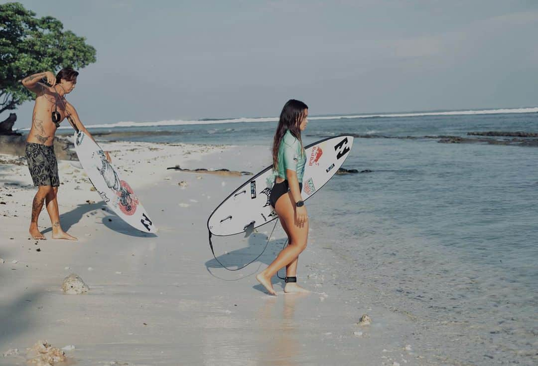 スカイ・ブラウンさんのインスタグラム写真 - (スカイ・ブラウンInstagram)「It’s a dream to be putting on this  @wsl jersey. ✨  Surfing in Krui and competing in the Asia region on  @wsl.qs with all my Japanese friends. 🇯🇵 Thank you @jessmileydyer for supporting and guiding my journey. 🫶🏼🙏🙌🏻 And a massive thanks to @rizaltandjung I couldn’t have done this without you. 🙏❤️🔥 And also thank you to @asiansurfco for this amazing event. 🥳  I really need to thank my friend @kako_surfsk8rgirl my dad @thestewgravy and my little bro @oceanbrown for hyping me up and supporting me. 🫶🏼🙏🙌🏻❤️  I’m so Excited for this next part of my journey. ❤️‍🔥❤️‍🔥❤️‍🔥I love surfing 🏄‍♀️ 🌊 👊🏼 . 📷 @bali_surf_vision 🙌🏻🙏 .  #happyinternationalsurfingday #internationalsurfingday #wsl #skybrown #surfing」6月18日 15時47分 - skybrown