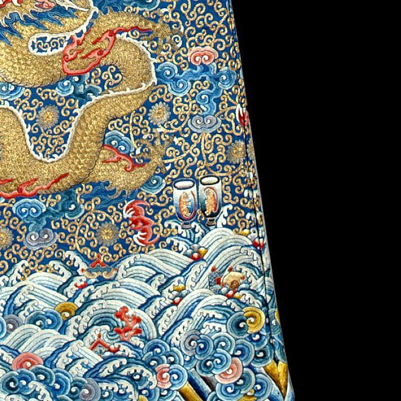 大英博物館さんのインスタグラム写真 - (大英博物館Instagram)「One of these embroidered creatures is a tiger and the other is a monkey. Can you tell which is which? 🐯🐵  The Chinese motif of two ritual cups decorated with a tiger and monkey dates to around 145 BC, according to the writings of the famous historian Sima Qian.   👘 This embroidered detail comes from a robe worn by the Jiaqing emperor (r. 1796–1820), showing that the design endured through the ages – swipe to see the full garment 👉  The emperor’s robe is further distinguished by 12 imperial symbols: sun, moon, constellations, mountains, paired dragons, a pheasant, ritual cups (with tigers), water weed, millet, fire, an axe and a fu symbol.   🐅 In traditional Chinese culture, the image of a tiger was used as a symbol to represent bravery. Its depiction also acted as a defensive talisman due to the similar pronunciations of ‘tiger’ and ‘to protect’ in Chinese.  🔗 Discover more about the symbolism behind these terrific tigers over on our blog – link in bio.   🏛 Find more of China’s talismanic tigers in our #ChinasHiddenCentury exhibition, on display until 8 October. Book your tickets at britishmuseum.org/chinashiddencentury  🔎 Detail from an Imperial blue robe embroidered with multicoloured silks and couched gold thread, China, about 1800. © The Teresa Coleman Collection.  #BritishMuseum #ChineseArt #Tiger」6月18日 16時00分 - britishmuseum