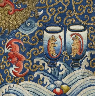 大英博物館のインスタグラム：「One of these embroidered creatures is a tiger and the other is a monkey. Can you tell which is which? 🐯🐵  The Chinese motif of two ritual cups decorated with a tiger and monkey dates to around 145 BC, according to the writings of the famous historian Sima Qian.   👘 This embroidered detail comes from a robe worn by the Jiaqing emperor (r. 1796–1820), showing that the design endured through the ages – swipe to see the full garment 👉  The emperor’s robe is further distinguished by 12 imperial symbols: sun, moon, constellations, mountains, paired dragons, a pheasant, ritual cups (with tigers), water weed, millet, fire, an axe and a fu symbol.   🐅 In traditional Chinese culture, the image of a tiger was used as a symbol to represent bravery. Its depiction also acted as a defensive talisman due to the similar pronunciations of ‘tiger’ and ‘to protect’ in Chinese.  🔗 Discover more about the symbolism behind these terrific tigers over on our blog – link in bio.   🏛 Find more of China’s talismanic tigers in our #ChinasHiddenCentury exhibition, on display until 8 October. Book your tickets at britishmuseum.org/chinashiddencentury  🔎 Detail from an Imperial blue robe embroidered with multicoloured silks and couched gold thread, China, about 1800. © The Teresa Coleman Collection.  #BritishMuseum #ChineseArt #Tiger」