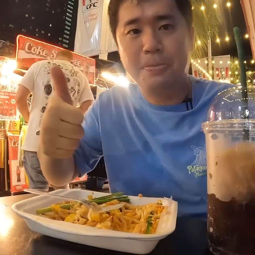 のインスタグラム：「どうも、おのだです！  今回は乗り継ぎの28時間で、バンコクの気になっていたけど、行けなかった場所を一気に訪れてみました！  まずは、B747の中がカフェになっているお店です✈️ 記念写真が撮れるスポットがあったりして、飛行機好きにはたまらない場所でした✨  他にもタイ航空本社の社員食堂でご飯を食べたり、88階建ての高層ホテルに宿泊しました！  今回の旅の新たな発見は、フローズンコーラが美味しいことです笑  皆さんもバンコクに訪れた際は、ぜひ足を運んでみてください！！  #おのだ #バンコク」