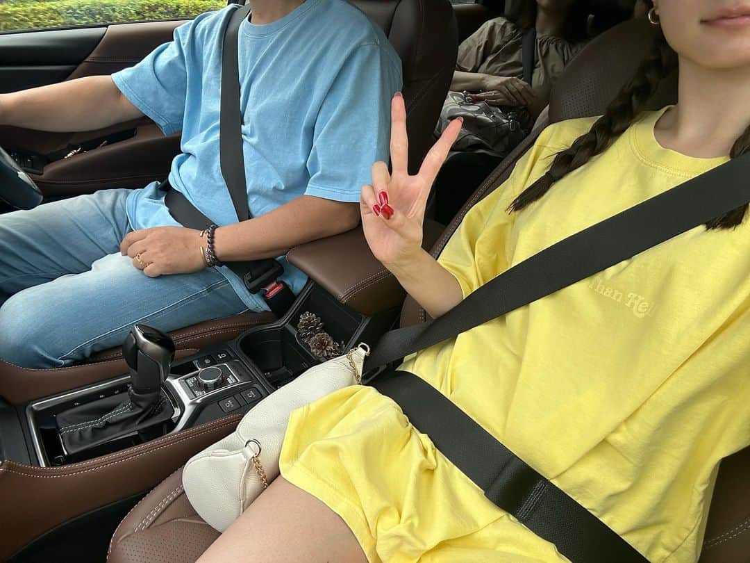 新野尾七奈のインスタグラム：「Happy Father d♡y いろちTシャツあげた🎁  @hth_webstore_  💛💙  いつもありがとうfather🫶🏻」
