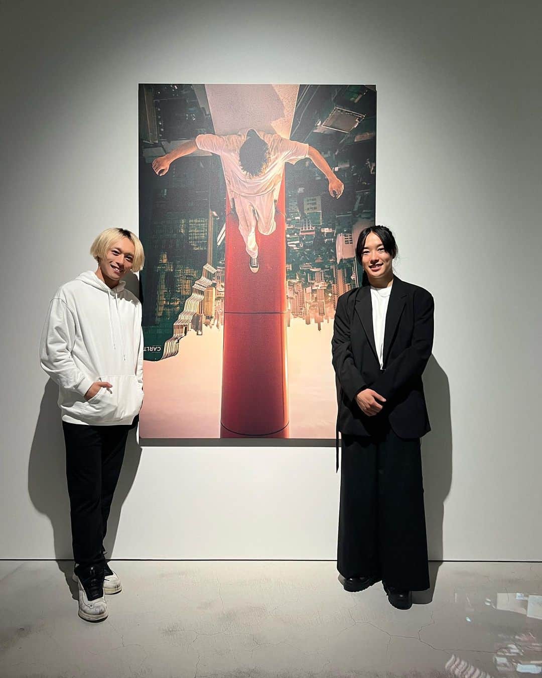 元木聖也のインスタグラム：「昔からの友人のゼンが個展を開いてました😁 パルクールの世界観を見事に芸術に落とし込んでいてとっても素敵でした！  ゼンには いつも刺激をもらったりやる気をもらったり 自分の向上心をとても上げてくれる存在です  昔からやっているパルクールをこうして形にしているのは本当に凄いと思います！  とても素敵な個展なので 皆さんも時間があればぜひ遊びにいってみてね！  ZEN SOLO EXHIBITION "SEE THE WORLD DIFFERENTLY, 会期｜2023年6月15日（木)-7月3日(月）*不定休 会場｜Lurf MUSEUM/ルーフミュージアム 1F・2F 時間｜11:00-19:00 住所｜150-0033 東京都渋谷区猿楽町28-13 Roob1 入場｜無料 ※ 展示作品は一部販売いたします ※ 会期中開催のイベントは有料となる場合がございます」