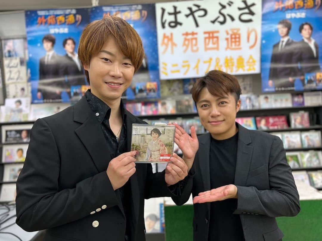 はやぶさのインスタグラム：「同じ事務所の先輩方！ 『田川寿美』先輩 『水森かおり』先輩 『氷川きよし』先輩 お店に置いてあった商品でつい・・・（笑）  【EN】  Senior members from the same management ! Tagawa Toshimi Senpai Mizumori Kaori Senpai Hikawa Kiyoshi Senpai  I saw the product in the store and just thought... (Lol)  #はやぶさ #ヒカル #ヤマト #イベント #一日一枚  #写真  #hayabusa #hikaru #yamato #event  #picstory  #picstagram #photooftheday  #photogram  #hayabusadiary  #はやぶさの日記  #fotohariini #英語翻訳  #田川寿美 さん #水森かおり さん #氷川きよし さん」