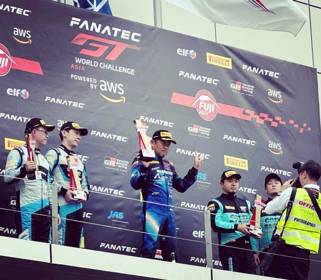 井出有治のインスタグラム：「【FANATEC WORLD CHALLENGE ASIA 】 -Round2 Fuji  SCでの完璧なタイミングでピット作業を終えてコースへ戻り、総合7位・クラス優勝🏆 しかも一人で走り切った😅  この男やっぱり持ってる！  #2023fanatecgtworldchallengeasia #fujispeedway #pirelli #aws」