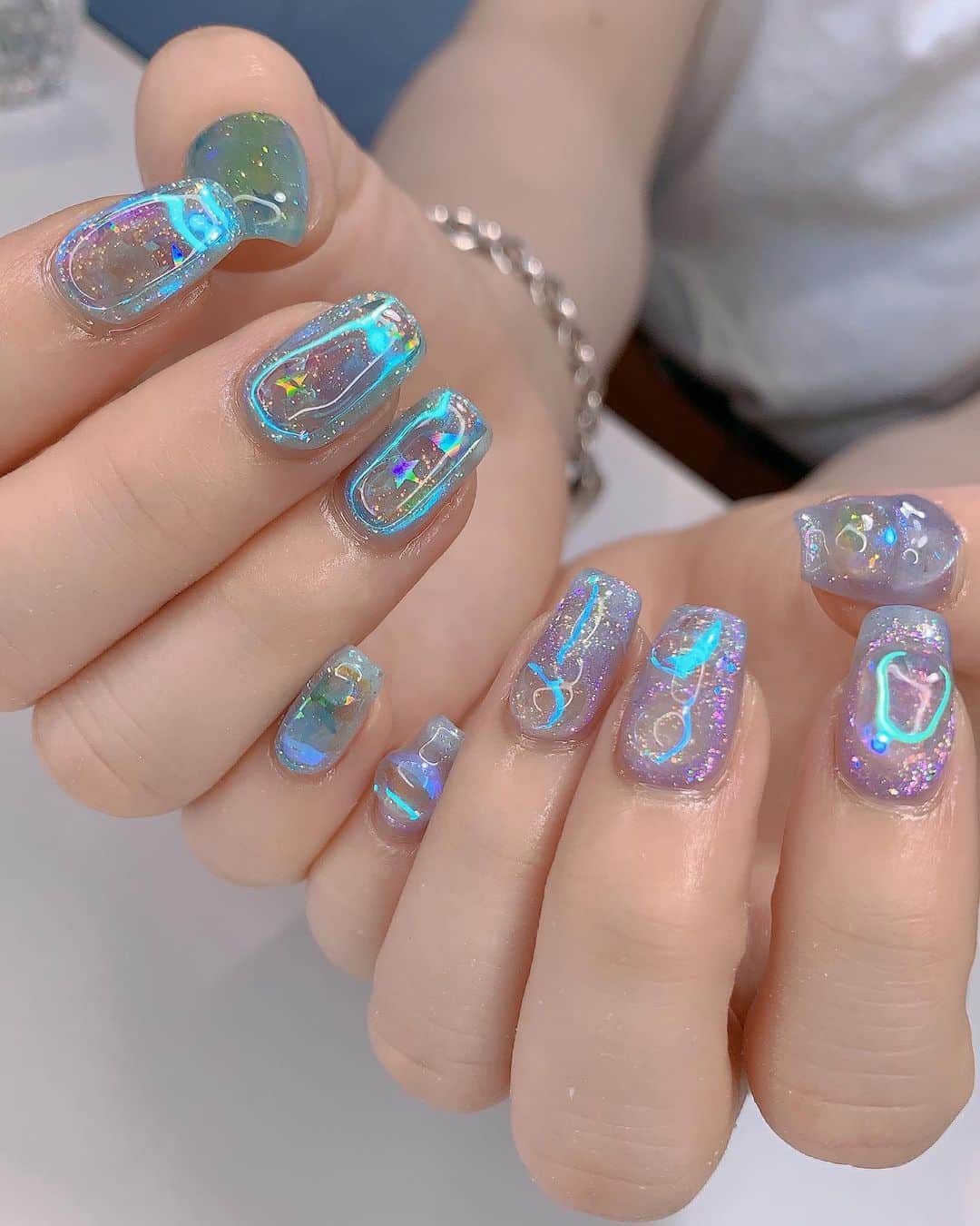 じゅりのインスタグラム：「💅🧊🩵💫  ネイル新しくしました🥰 うるうるキラキラに涼しげにしてもらったよ🪼🩵 いつもめちゃくちゃ可愛くしてくれありがとうございます🫶ˎˊ˗  💅 @yuca_814   #うるうるネイル #グリッターネイル #キラキラネイル #ショートネイル #スクエアネイル #夏ネイル」