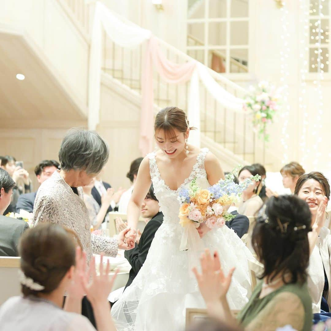 instyleweddingkyotoさんのインスタグラム写真 - (instyleweddingkyotoInstagram)「ご新婦様お色直し中座..✴︎  ご新婦様が選ばれたのは 第二の母 おばあさまでした  小さい頃から　お母様と一緒に2人3脚で育ててくださり 幼少期の夏休みはおばあちゃんと過ごすことが多かったご新婦様  結婚を1番楽しみにしていたのはおばあさま と仰っていたご新婦様でした  そんな思い出がたくさんのおばあさまとのご中座は 暖かくとても感動的な瞬間でした♡  #takeandgiveneeds #tg花嫁 #kyotowedding#instyle #instyleweddingkyoto #instyleweddings  #インスタイルウェディング京都」6月18日 19時30分 - instyleweddingkyoto