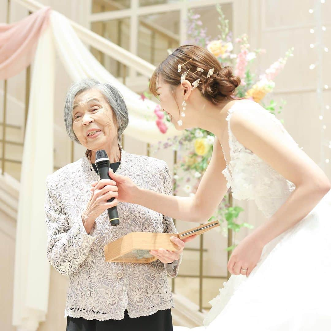 instyleweddingkyotoさんのインスタグラム写真 - (instyleweddingkyotoInstagram)「ご新婦様お色直し中座..✴︎  ご新婦様が選ばれたのは 第二の母 おばあさまでした  小さい頃から　お母様と一緒に2人3脚で育ててくださり 幼少期の夏休みはおばあちゃんと過ごすことが多かったご新婦様  結婚を1番楽しみにしていたのはおばあさま と仰っていたご新婦様でした  そんな思い出がたくさんのおばあさまとのご中座は 暖かくとても感動的な瞬間でした♡  #takeandgiveneeds #tg花嫁 #kyotowedding#instyle #instyleweddingkyoto #instyleweddings  #インスタイルウェディング京都」6月18日 19時30分 - instyleweddingkyoto