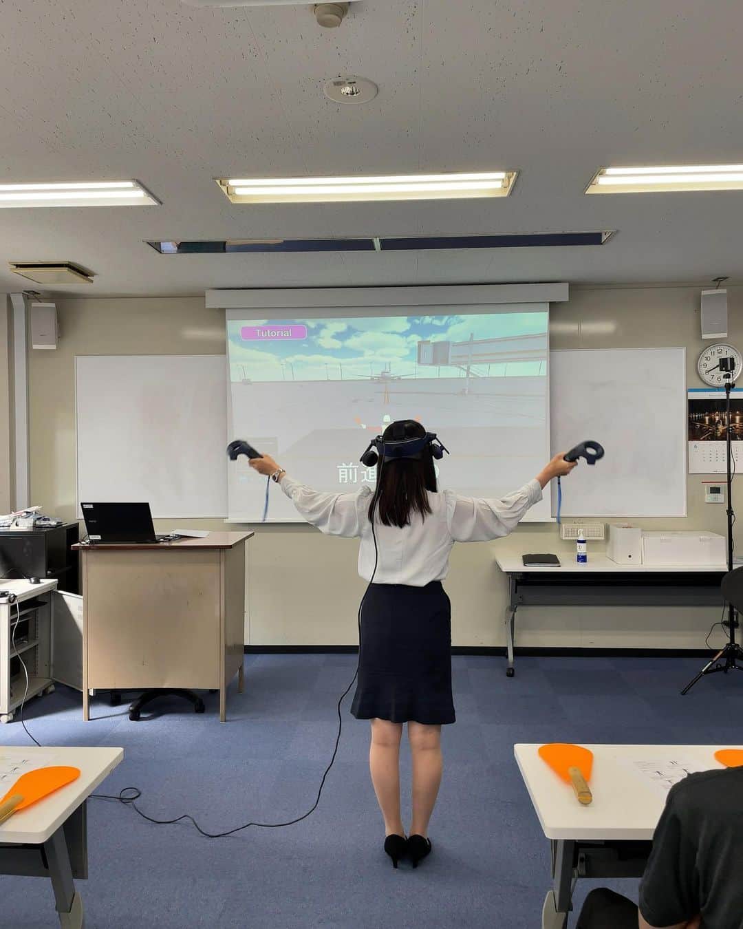 東京観光専門学校さんのインスタグラム写真 - (東京観光専門学校Instagram)「こんにちは‼️エアポート学科です✈️  本日のオープンキャンパスでは、【マーシャラーシュミレーターで飛行機を誘導しよう】を実施いたしました。  実際にVRをつけて臨場感あふれる中マーシャリングを行いました！！  次回【6月25日】のオープンキャンパスでは、【成田空港のヒミツ】を行う予定です✨✨  グランドハンドリングや、成田空港に興味がある方はぜひ、お越しください‼️  お待ちしております‼️  #グランドハンドリング #エアポート #東京観光専門学校 #航空業界 #エアライン #成田空港 #マーシャリング」6月18日 16時11分 - tokan_1967