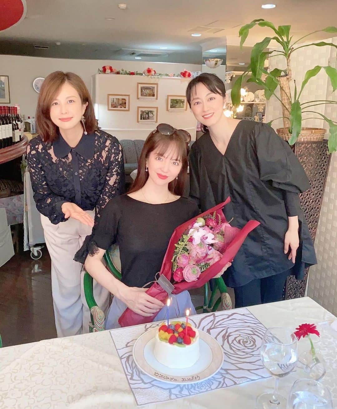 久本直美さんのインスタグラム写真 - (久本直美Instagram)「大好きな方々に 少し早い、お誕生日のお祝い🥂をしてもらいました🫶 ラブリーなフレンチレストラン🍽️ 綺麗すぎる花束💐と、ケーキも涙😭  いつも有り難う🥰 大切な時間を使ってくれて感謝しかないです✨  これからもよろしくね💋  昨日のストーリーに沢山のDMいただきました🥰嬉しかったです😊  #白金#フレンチ #ばえ #感謝 #２９日に歳を重ねます #話は尽きず夜は飲茶笑 #valentino  #helmes」6月18日 16時25分 - naomixing