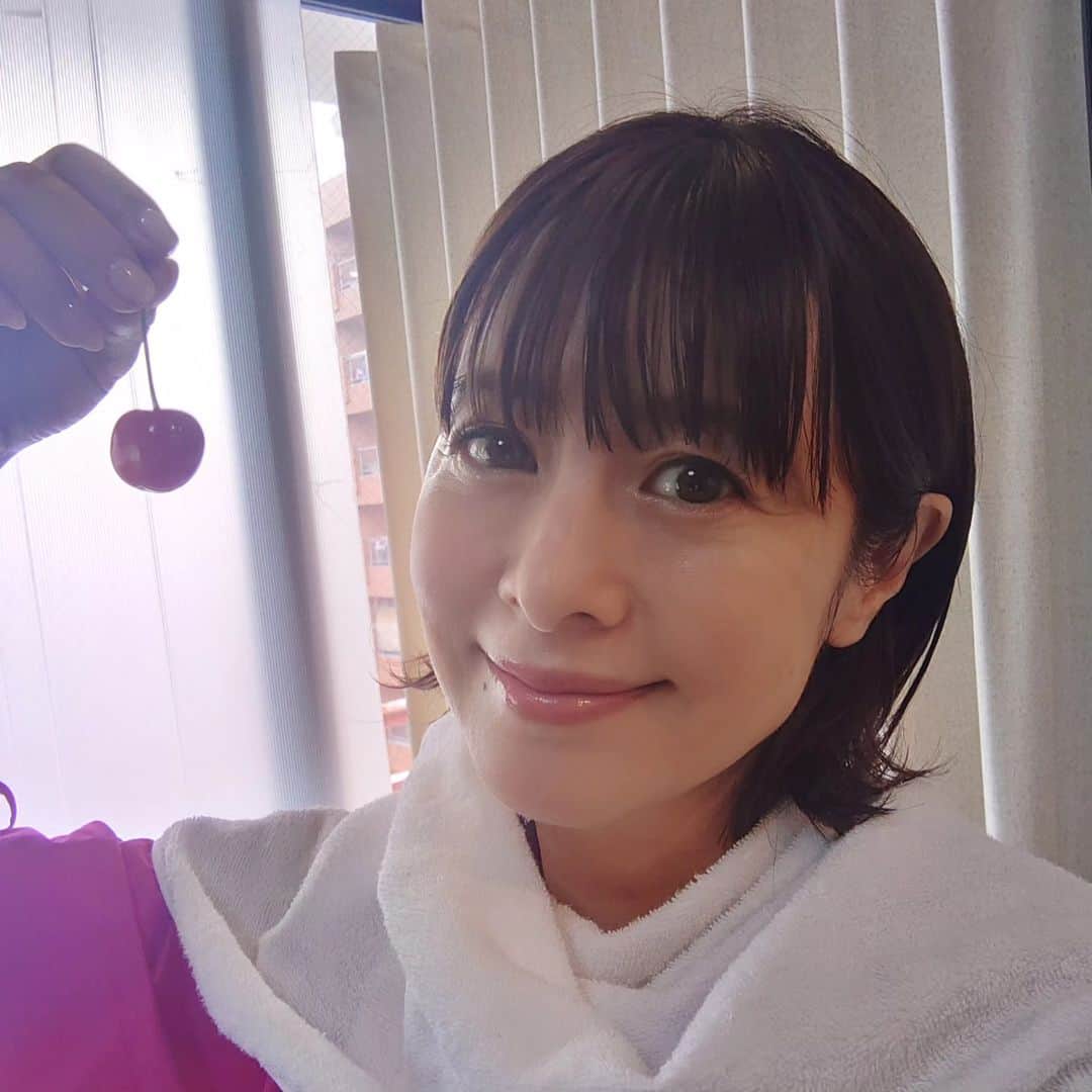 のインスタグラム：「佐藤さんに佐藤錦をもらった 佐藤たまおです  美味しい〜  #さくらんぼ #佐藤錦 #良い一日を✨」