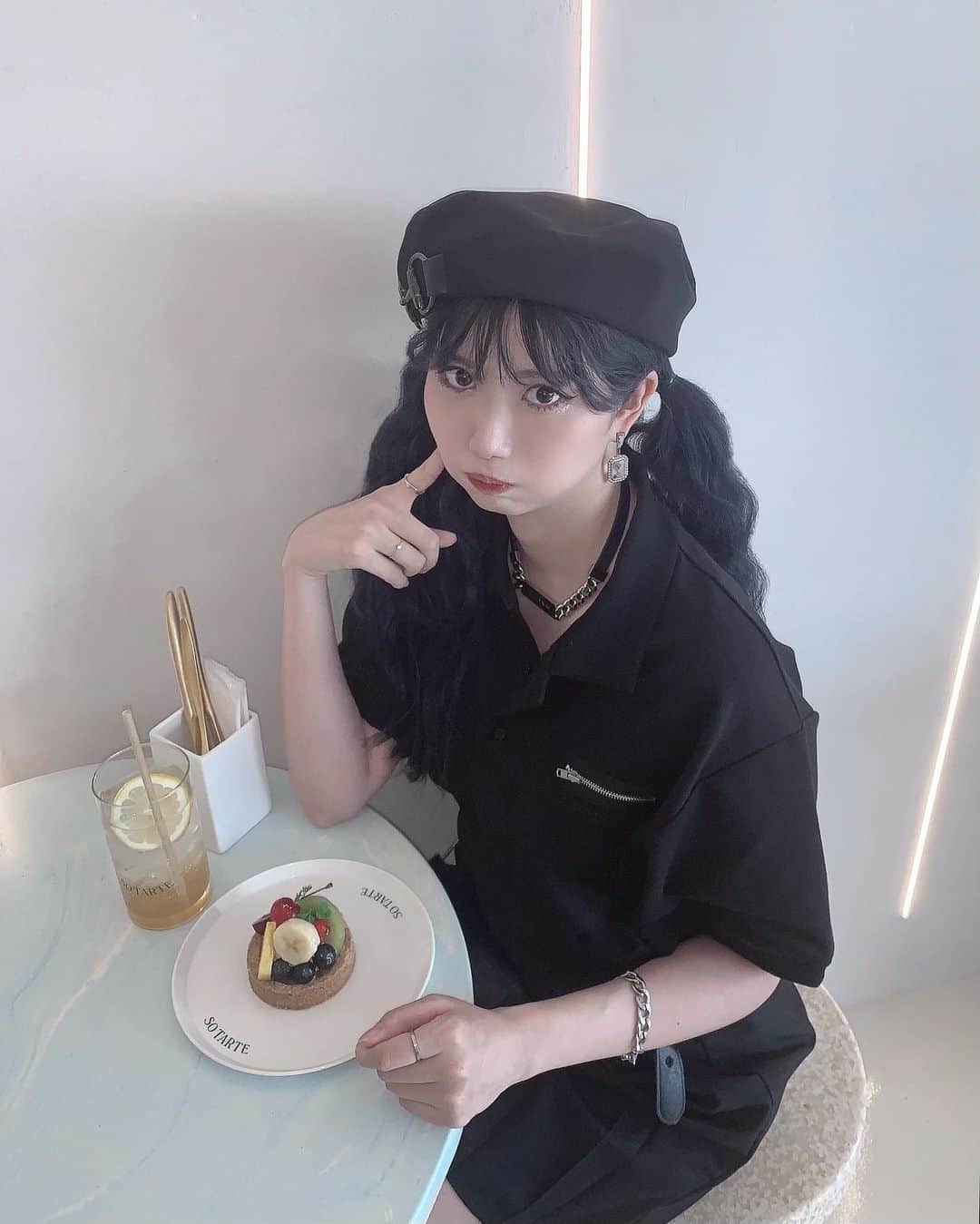 アリスムカイデのインスタグラム：「ヴィーガンタルト専門店 @sotarte_  オープニングレセプションにご招待いただきました。 タルトもドリンクも店内デザインも細部までこだわられていて 次々押し寄せるような風味たちがとってもしあわせでした。  @dearis.official #dearis #dearisM #ブラックコーデ #ootd  #東京カフェ #表参道カフェ #韓国カフェ #sotarte表参道 #sotarte」