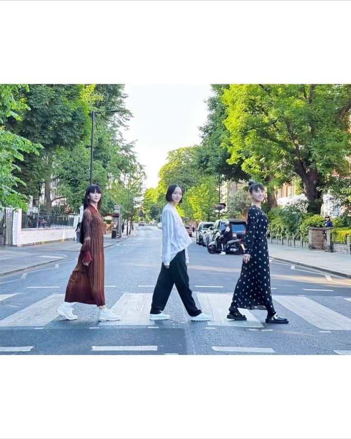 大本彩乃のインスタグラム：「Abbey Road〜🇬🇧✨  🚶🚶🚶…🏃🏃🏃💨  #london #abbeyroad #prfm」