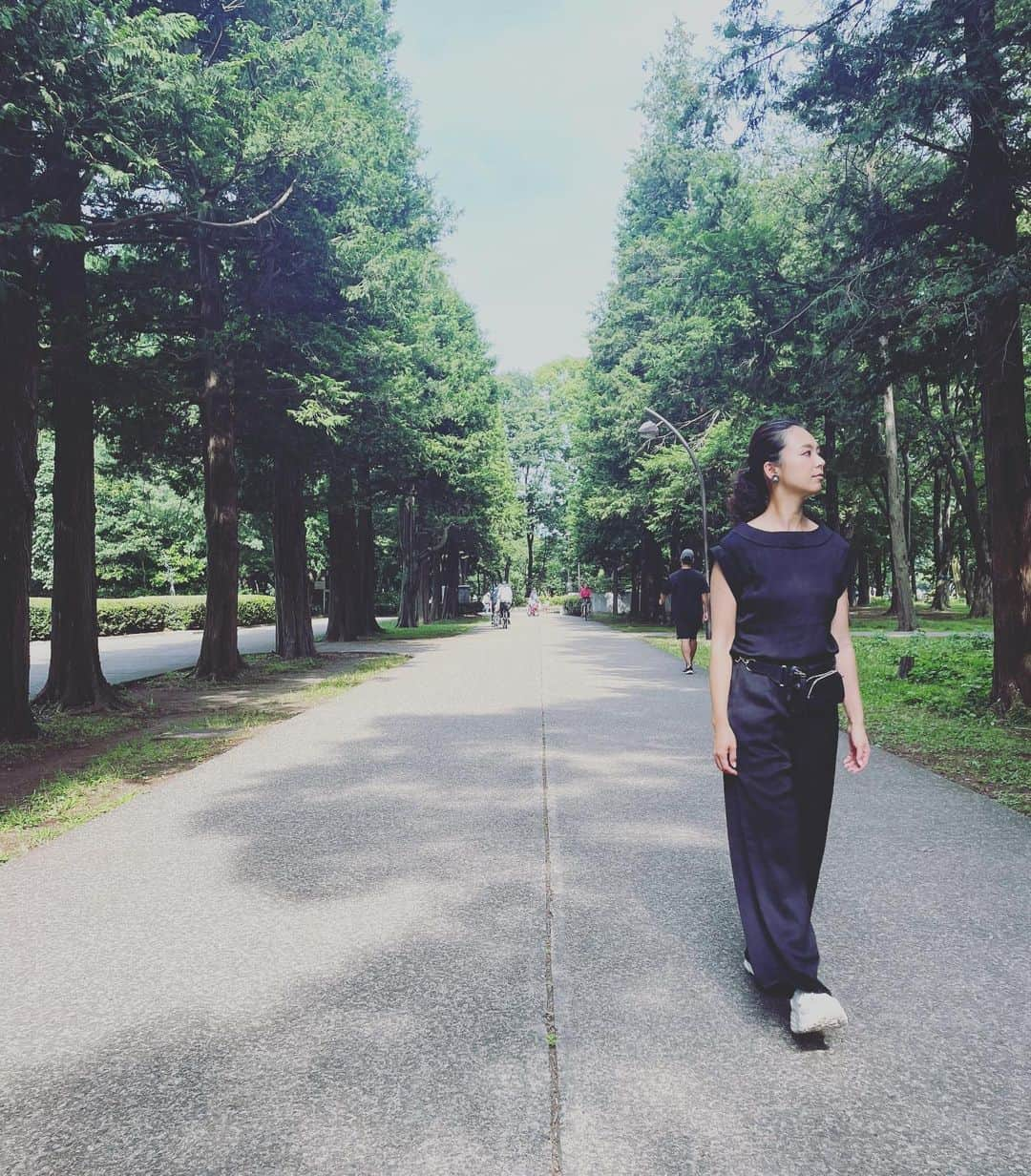 白石みきさんのインスタグラム写真 - (白石みきInstagram)「暑い。  今日も娘は元気。 大好きなお友達にも会えて幸せそうだったなぁ♡  @greed_int_online_shop の このセットアップは色違いで持ってるほどお気に入り。  サラサラで着心地良いし、キチンともみえる♡  さすが山ちゃんね♡ @ayumi_yamada_greedint 💕  #日曜日 #公園日和 #いや暑すぎ #夏大好き #ママコーデ」6月18日 16時27分 - miki_shiraishi1115