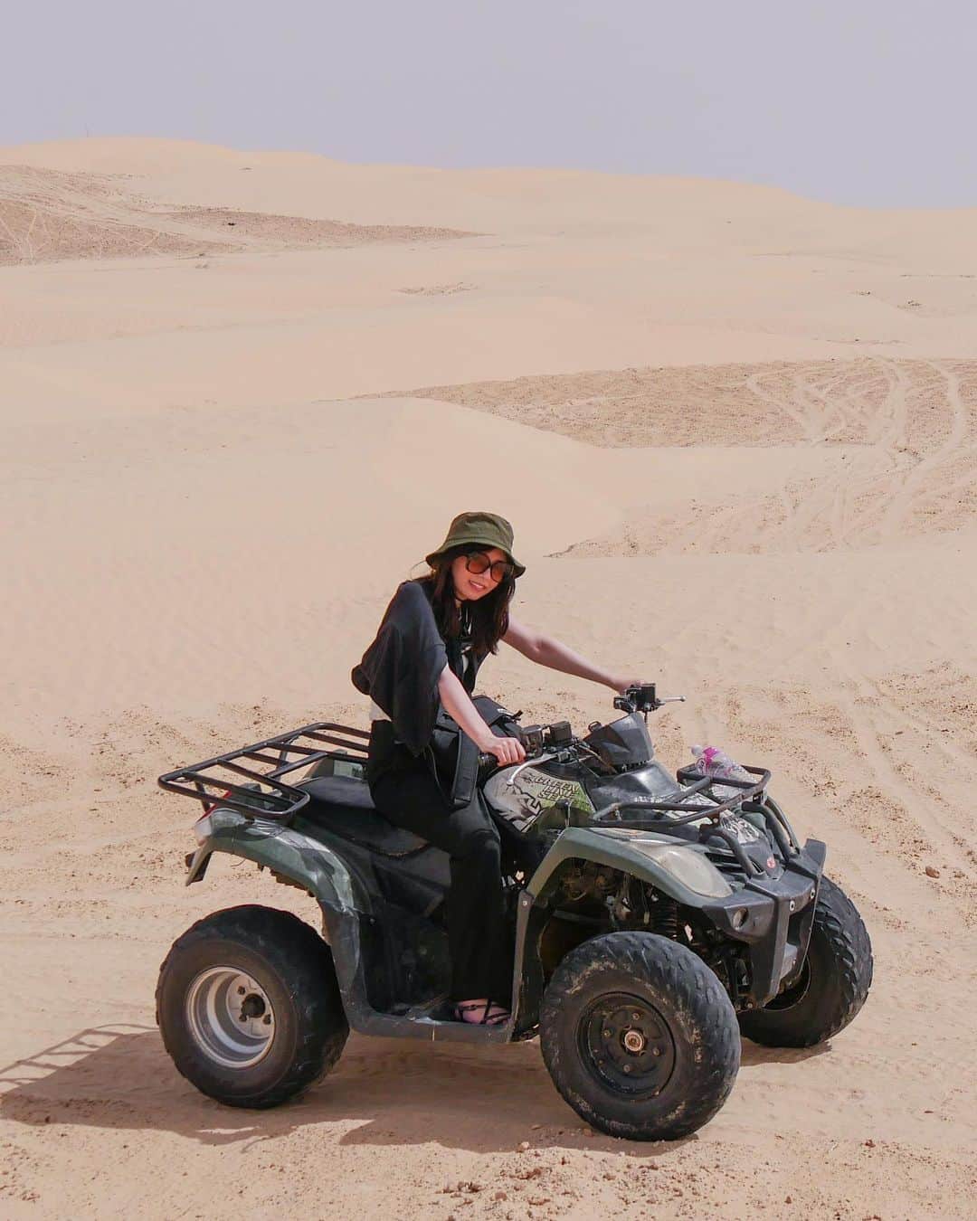 なっちゃんのインスタグラム：「In the Sahara Desert サハラ砂漠にて。ラクダ🐫か四輪バギーを選べて、迷わずバギーにしました(笑)ラクダなんて乗ってられないほどの暑さ(笑) まぁわたし大型二輪乗れるし？？と思ってたら意外と運転むずかった  #サハラ砂漠 #砂漠 #四輪バギー #チュニジア旅行 #チュニジア #トズール #海外旅行 #海外 #旅行 #旅好きな人と繋がりたい #sahara #saharadesert #tunisia #visittunisia #northafrica #buggy #traveltheworld #travelawesome」