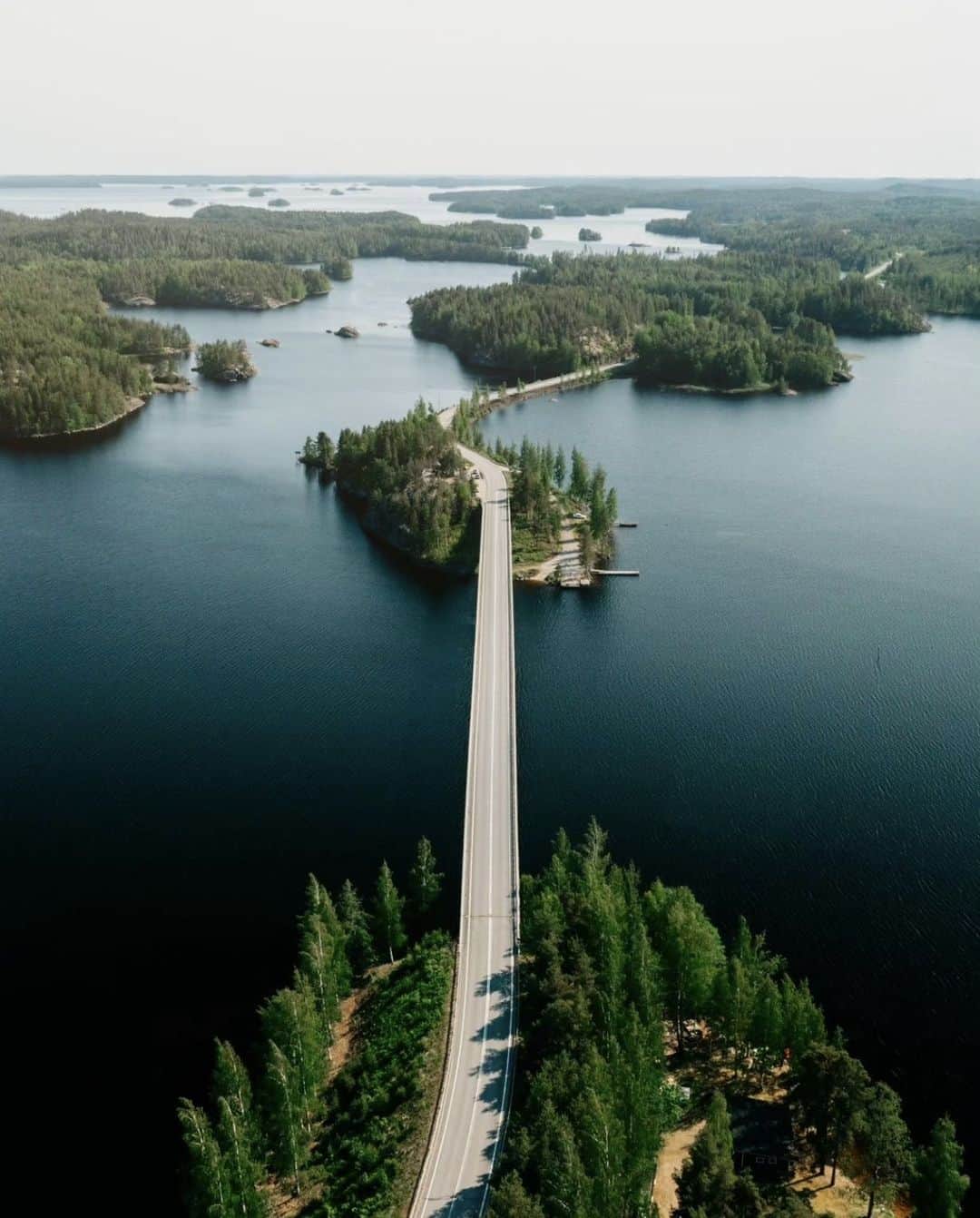 フィンランド政府観光局さんのインスタグラム写真 - (フィンランド政府観光局Instagram)「自転車でも車でも、夏のロードトリップは楽しいものです。湖水地方サイマー湖の周辺のロードトリップでは、美しい湖水地方の風景が満喫できます。写真は北欧で一番美しいルート5選にも選ばれたプーマラから。 ． 📸 @j.vaahtera Kiitos! 🙏  #visitfinland #ourfinland #visitfinlandjp #finland #北欧旅行 #travelgram #フィンランド #フィンランド政府観光局 #北欧 #travel #instatravel #travel #travelgram #travelling #traveler #旅したくなるフォト #旅行 #旅 #海外旅行 #travelphotography #湖 #カヌー #旅行大好き #旅行好き #旅スタグラム #旅好き #ヨーロッパ旅行 #旅に出たい #トラベル」6月18日 16時30分 - visitfinlandjapan