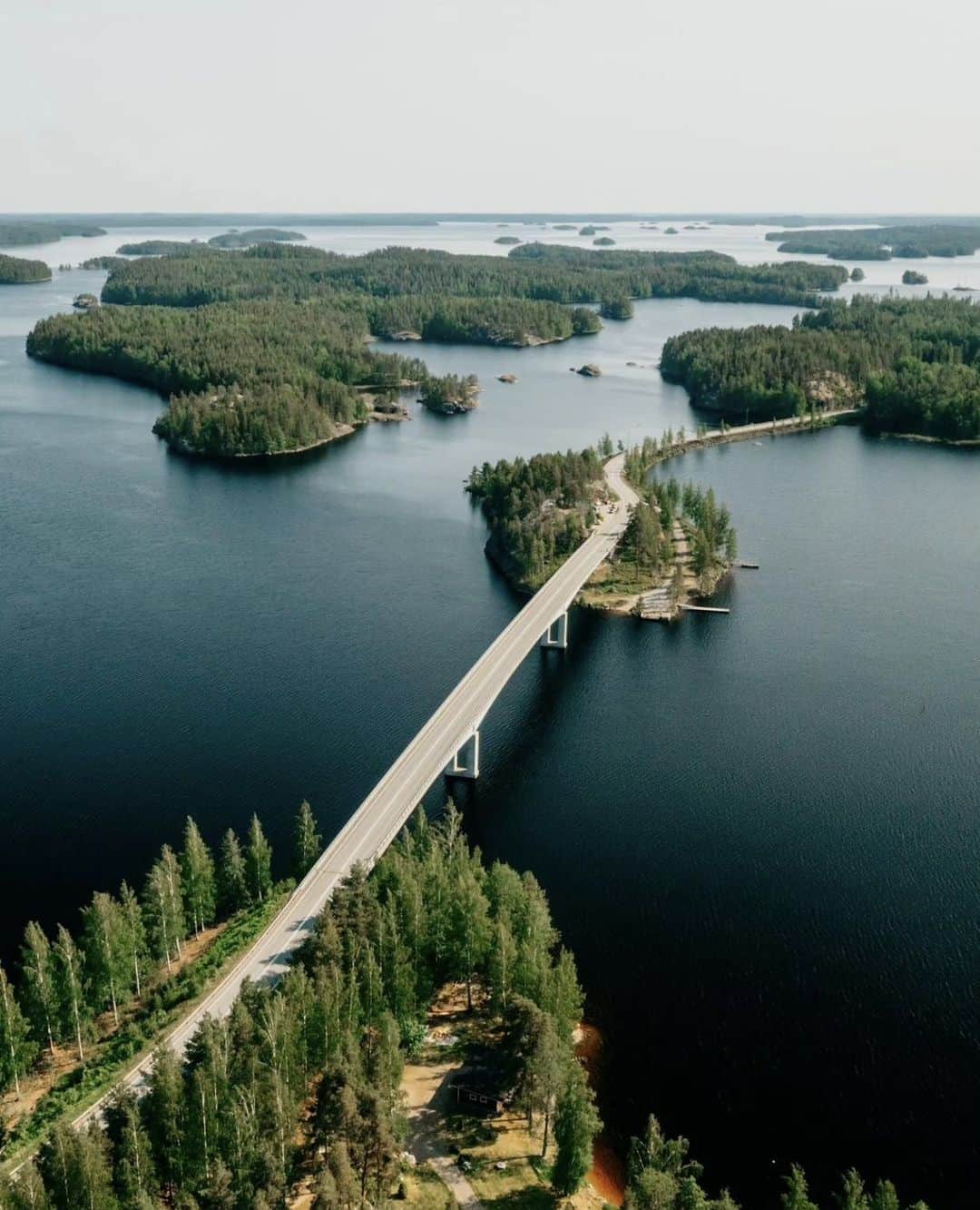 フィンランド政府観光局さんのインスタグラム写真 - (フィンランド政府観光局Instagram)「自転車でも車でも、夏のロードトリップは楽しいものです。湖水地方サイマー湖の周辺のロードトリップでは、美しい湖水地方の風景が満喫できます。写真は北欧で一番美しいルート5選にも選ばれたプーマラから。 ． 📸 @j.vaahtera Kiitos! 🙏  #visitfinland #ourfinland #visitfinlandjp #finland #北欧旅行 #travelgram #フィンランド #フィンランド政府観光局 #北欧 #travel #instatravel #travel #travelgram #travelling #traveler #旅したくなるフォト #旅行 #旅 #海外旅行 #travelphotography #湖 #カヌー #旅行大好き #旅行好き #旅スタグラム #旅好き #ヨーロッパ旅行 #旅に出たい #トラベル」6月18日 16時30分 - visitfinlandjapan