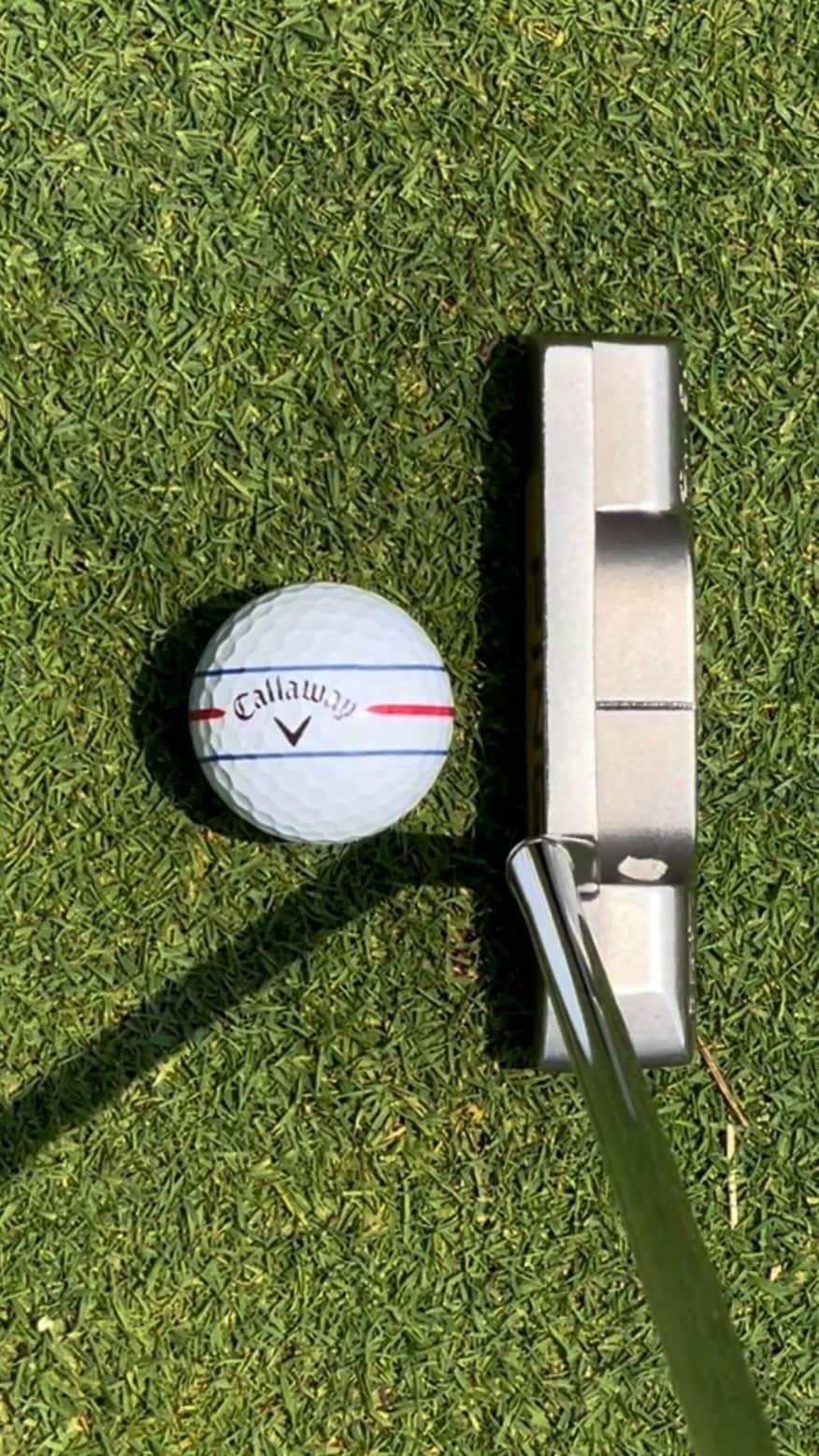 キュリ のインスタグラム：「#광고 @callawaygolf_korea   퍼팅이 쉬워졌어요🤭  골프볼 전체에 걸쳐 조준이 가능한 크롬소프트 360 트리플트랙 으로 정확한 정렬과 함께 퍼팅의 성골률도 up!🔝  공에 직접 라인 그리시는 분들 캘러웨이 하세요!!  타수가 줄어든다아 믿어봐요😉⛳️  #캘러웨이볼 #캘러웨이볼체험단 #크롬소프트  #트리플트랙 #ERC소프트 #넘버원정렬기술」