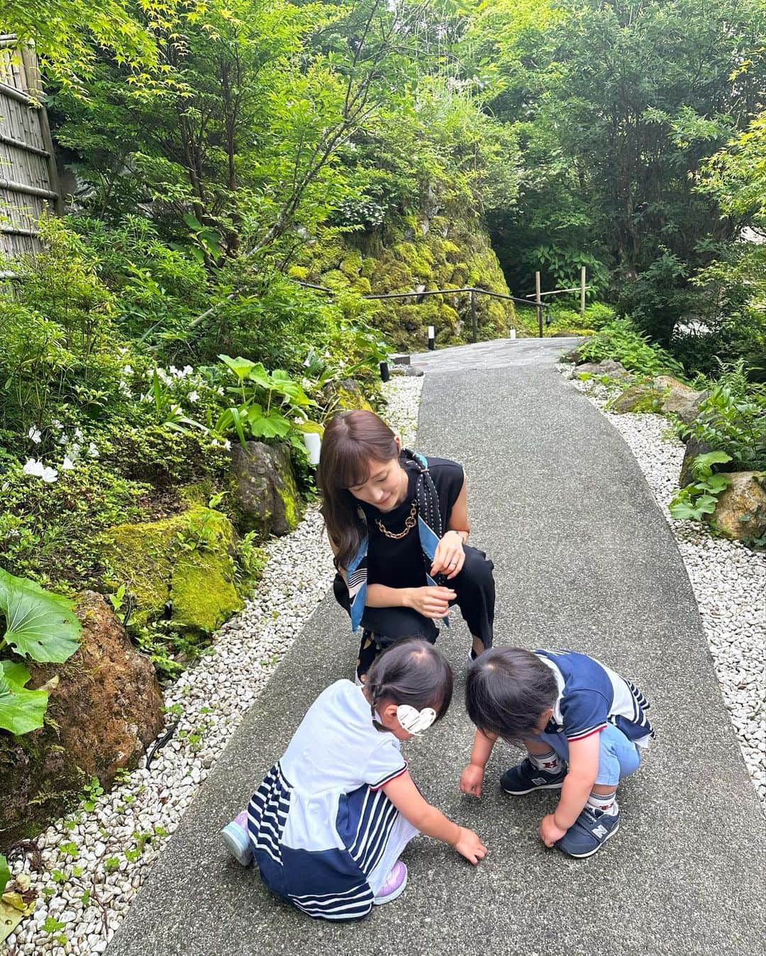 小林真由さんのインスタグラム写真 - (小林真由Instagram)「箱根🕊️ 昨日は彫刻の森美術館で1日、 今日は小田原のこどもの森わんぱくらんど。 この週末もよく食べてよく遊んだね🌈 ⁡ 1〜3枚目、アリ探しだけで移動時間が倍以上。。🐜笑 ⁡ ⁡ #ファッション #コーデ #ママコーデ #女の子ママ #男の子ママ #ママライフ #コーディネート #４歳 #２歳 #二人育児 #国内旅行 #旅行 #子連れ旅行 #箱根」6月18日 16時32分 - mayukobayashii
